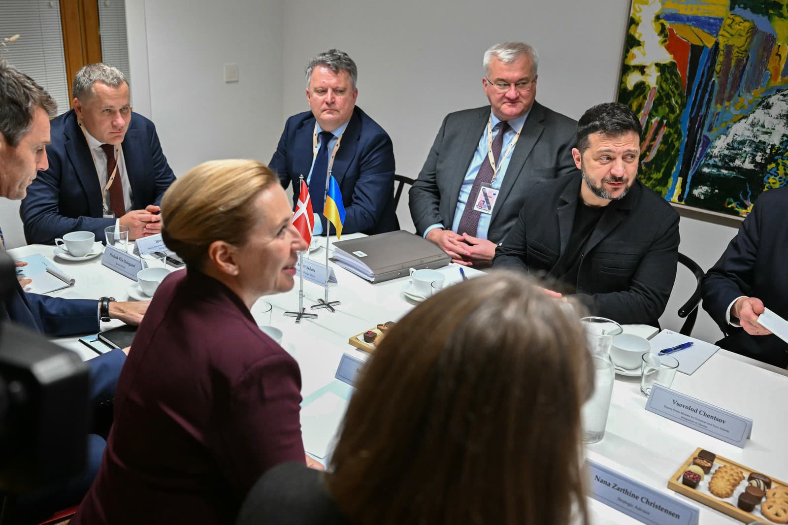 Dánska premiérka Mette Frederiksenová (uprostred vľavo) a ukrajinský prezident Volodymyr Zelenskyj (druhý vpravo) počas bilaterálneho stretnutia v rámci dvojdňového summitu v Bruseli