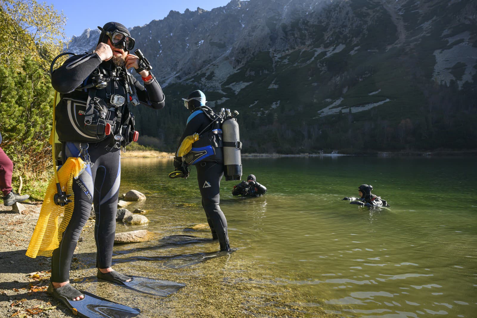Potápači opäť vyčistili tatranské plesá po letnej turistickej sezóne.