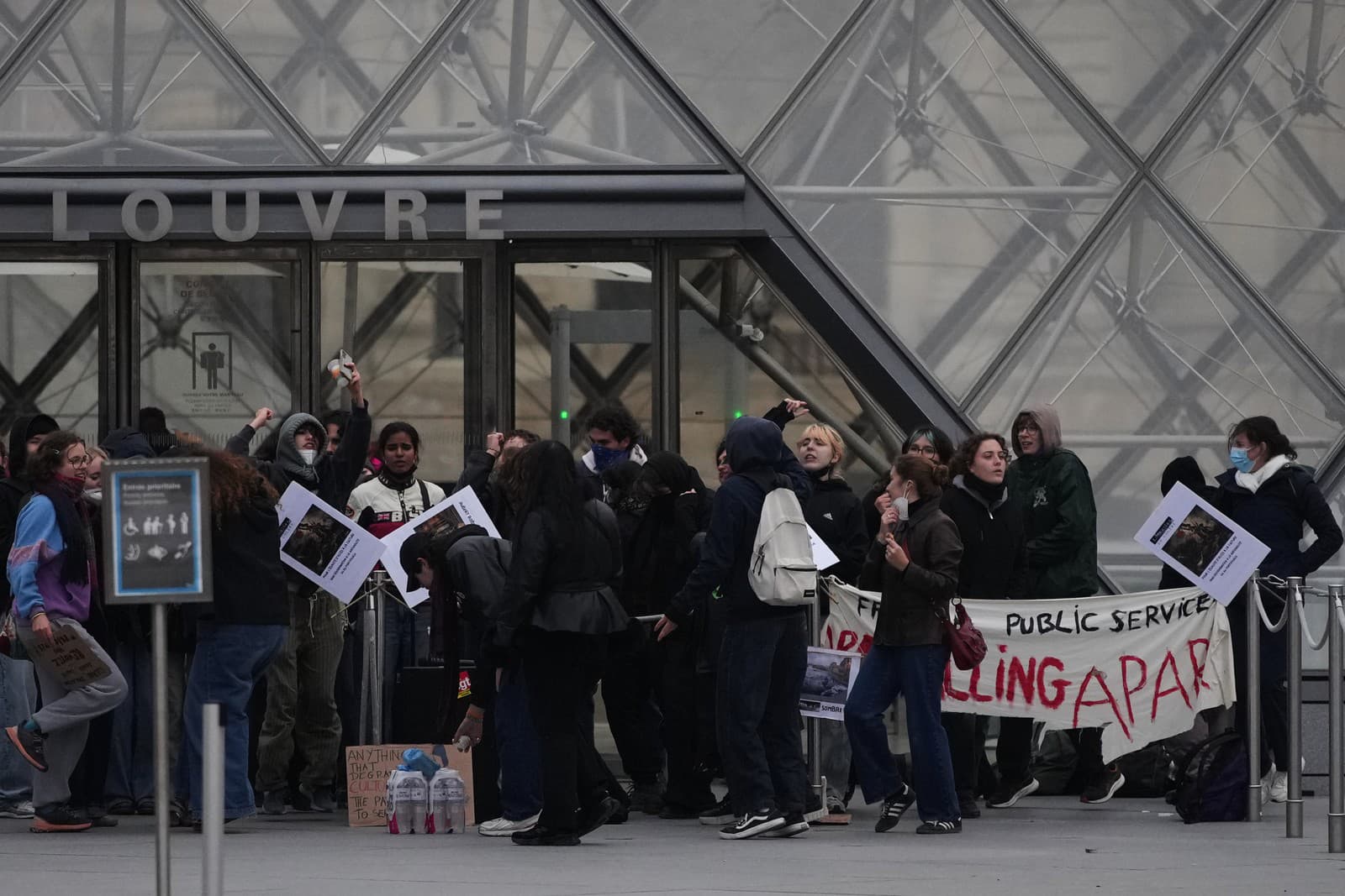 Protestujúci pracovníci blokujú vstup  do múzea Louvre v Paríži.