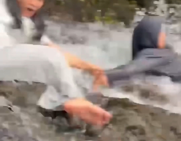 Windy Rahma Putri prišla o život po tom, čo ju v Indonézii strhol silný prúd vody nad vodopádom. 