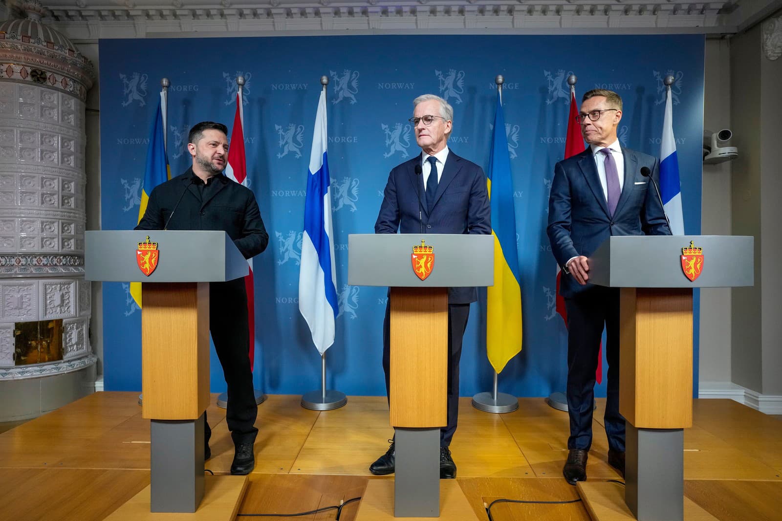 Na snímke zľava ukrajinský prezident Volodymyr Zelenskyj, nórsky premiér Jonas Gahr Störe a fínsky prezident Alexander Stubb reagujú na spoločnej tlačovej konferencii po stretnutí so Steveom Witkoffom (nie je na snímke), vyslancom amerického prezidenta Donalda Trumpa v Osle.