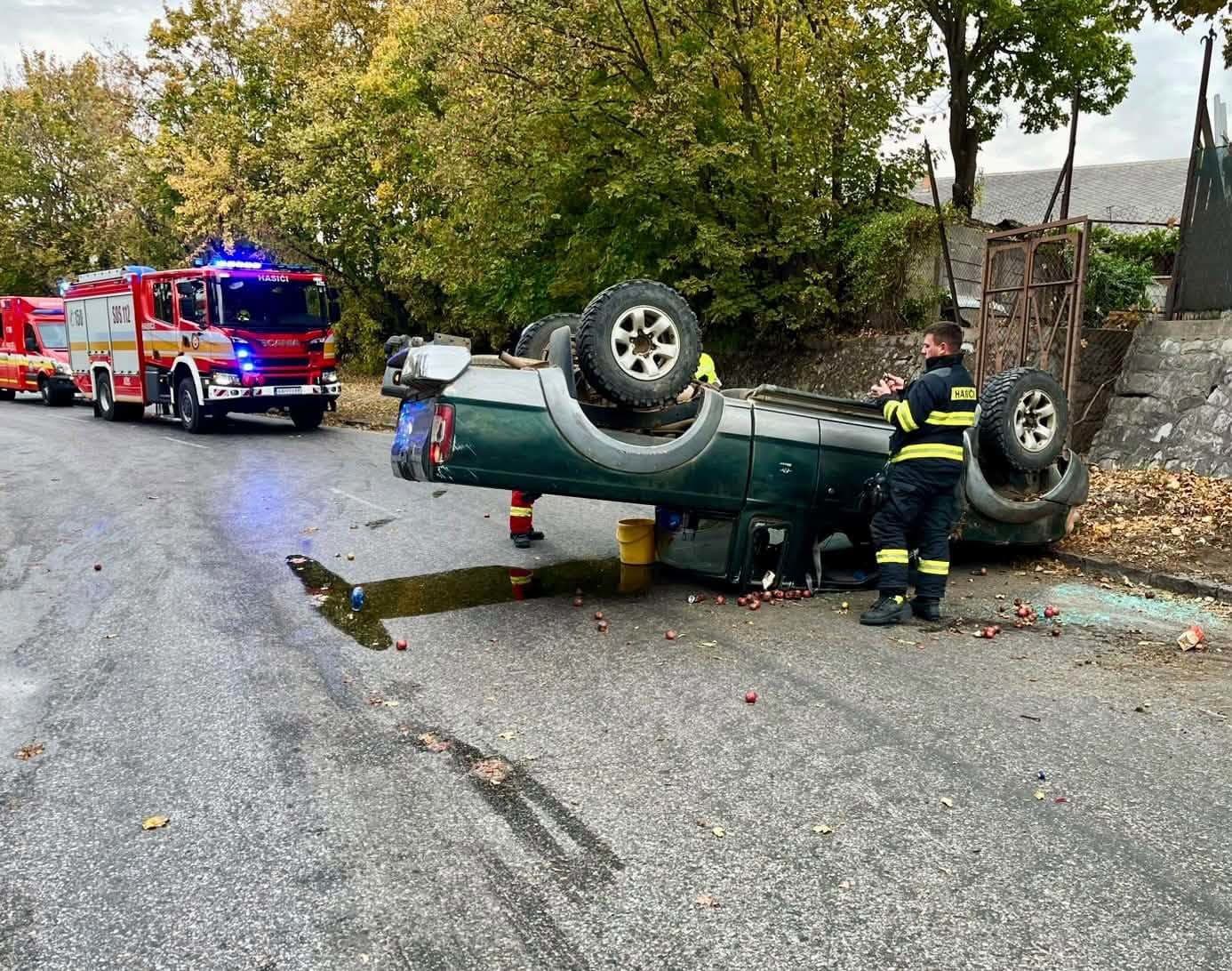 Prevrátené auto priamo v