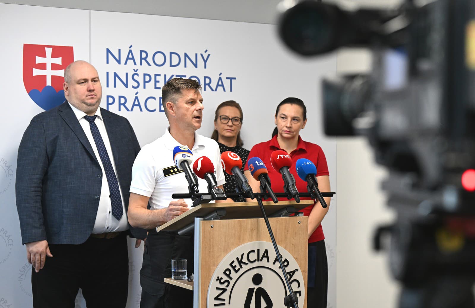 Generálna riaditeľka Národného inšpektorátu práce Alena Zvarová Bašistová a druhý zľava viceprezident Policajného zboru Rastislav Polakovič