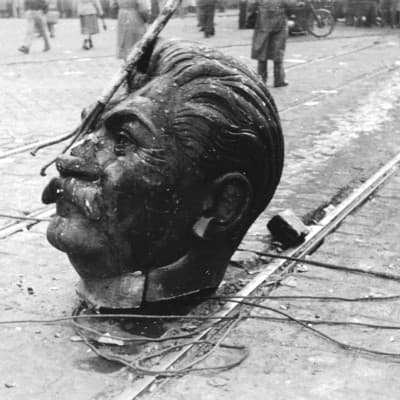 Maďarská revolúcia v roku 1956 si vyžiadala tisíce obetí.