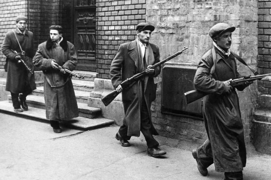 Maďarská revolúcia v roku 1956 si vyžiadala tisíce obetí.