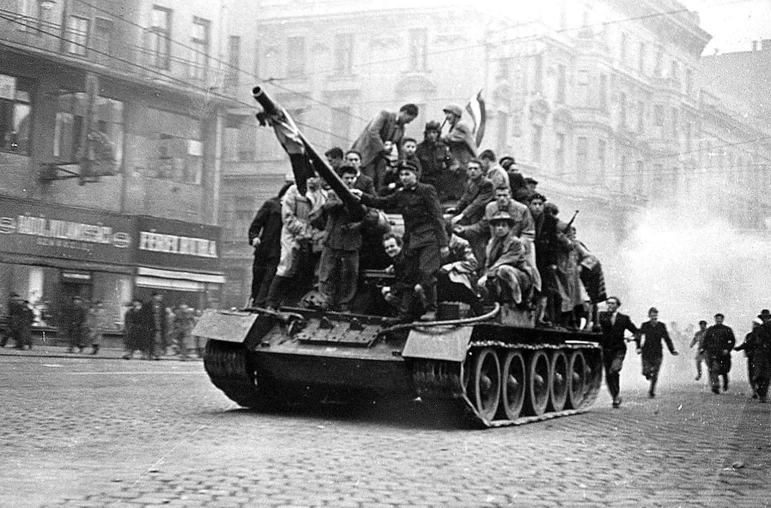Maďarská revolúcia v roku 1956 si vyžiadala tisíce obetí.