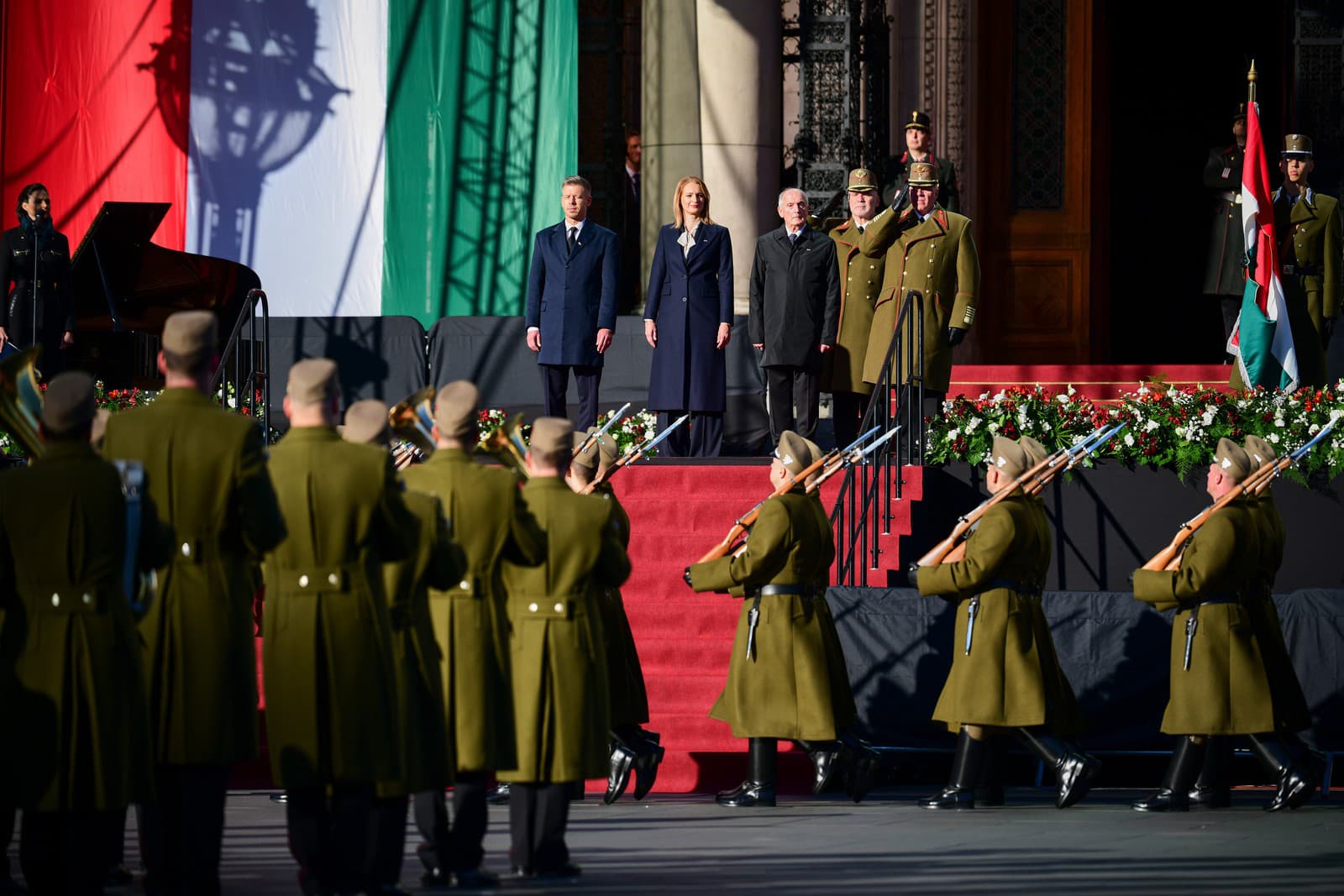  Zľava maďarský premiér Péter Magyar, predsedníčka maďarského Národného zhromaždenia Ágnes Forsthofferová a maďarský prezident András Baka na slávnostnom vyvesení vlajky