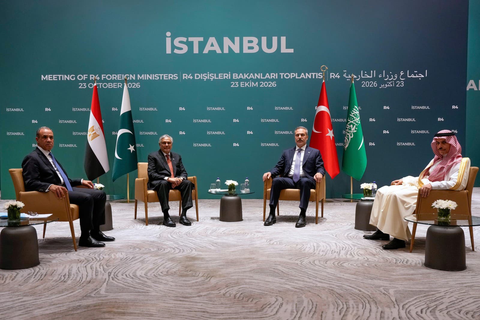 Zľava egyptský minister zahraničných vecí Badr Abdelatty, pakistanský vicepremiér  a minister zahraničných vecí Išak Dar, turecký minister zahraničných vecí Hakan Fidan a saudskoarabský minister zahraničných vecí princ Fajsal bin Farhán
