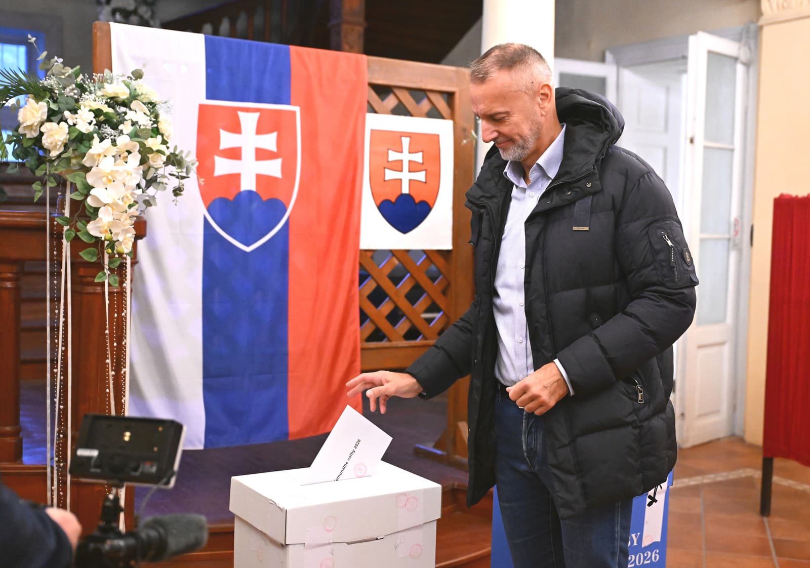 Predseda Národnej rady (NR) SR Richard Raši (Hlas-SD) volí vo volebnej miestnosti 