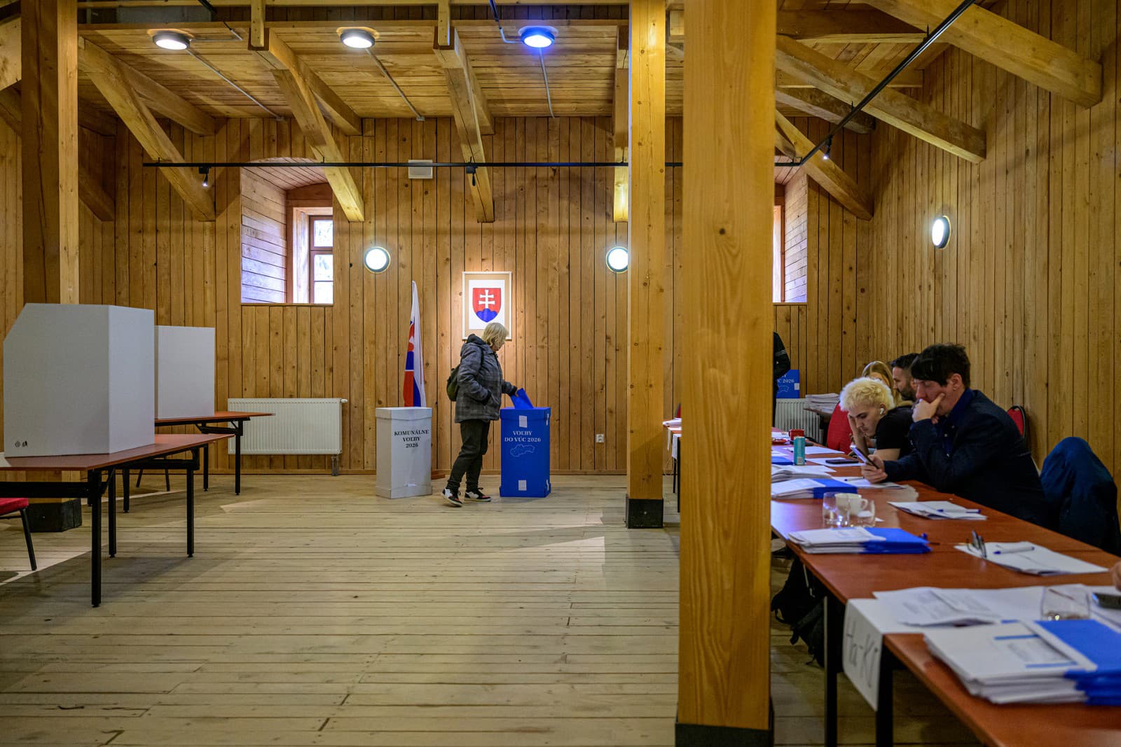 Volička vhadzuje obálku s hlasovacími lístkami do volebnej schránky pre voľby do VÚC v Múzeu Solivar v Prešove