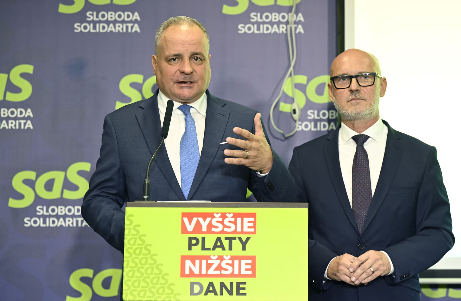 Vľavo úradujúci župan a kandidát na predsedu Bratislavského samosprávneho kraja (BSK) Juraj Droba (SaS, PS, Demokrati a Team Bratislava) a vpravo líder strany SaS Branislav Gröhling počas príhovoru vo volebnej centrále v Liberálnom dome v Bratislave