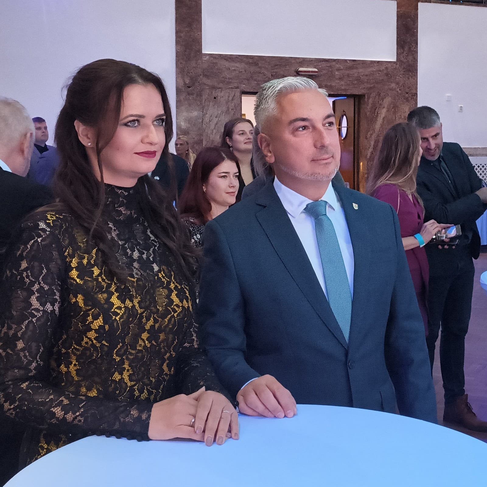 Uprostred súčasný predseda Košického samosprávneho kraja (KSK) a kandidát na predsedu KSK Rastislav Trnka (nezávislý) a jeho manželka