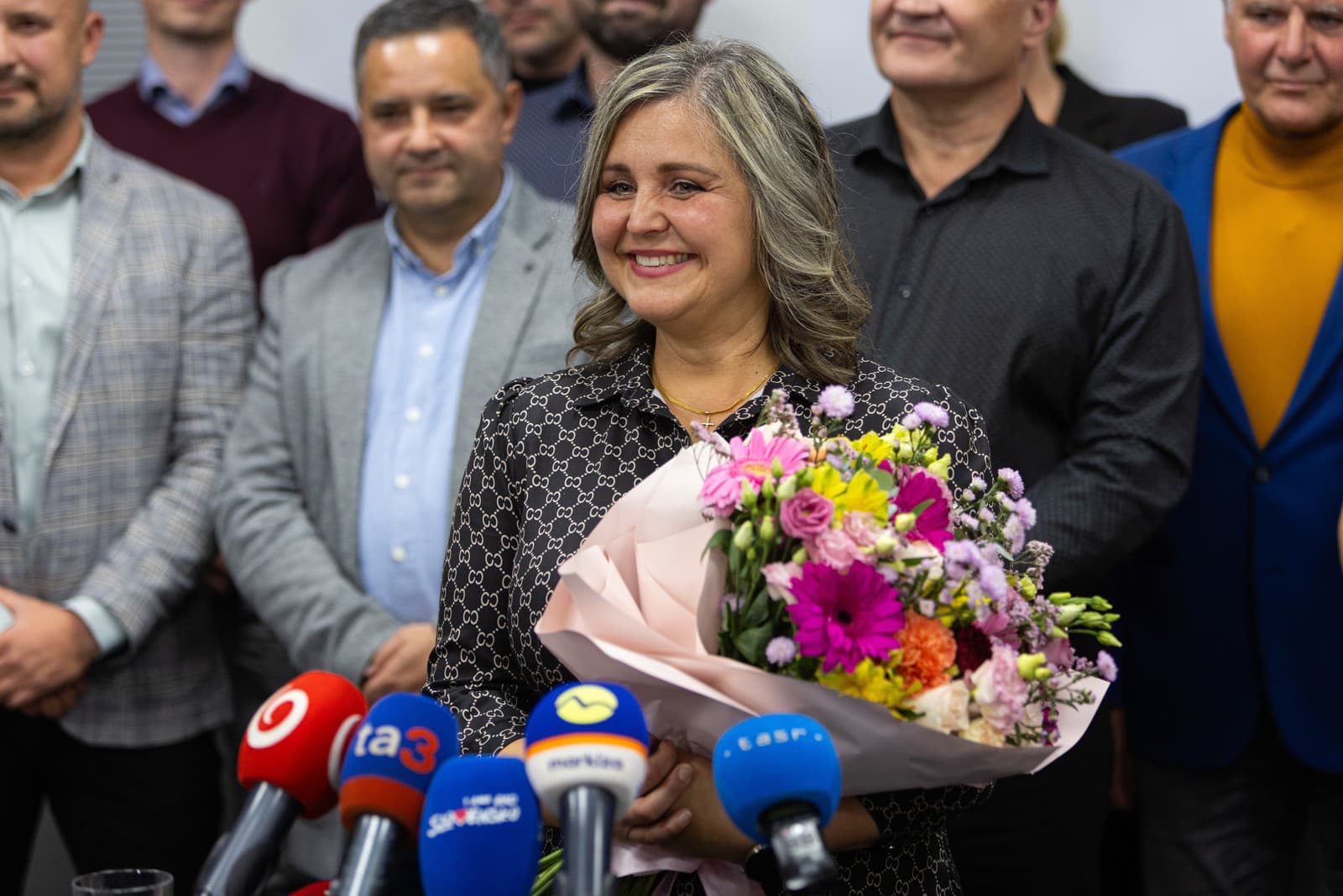 Uprostred v popredí úradujúca predsedkyňa Žilinského samosprávneho kraja (ŽSK) a kandidátka na post predsedkyne ŽSK Erika Jurinová (Hnutie Slovensko, Za ľudí, Nova, Progresívne Slovensko, Sloboda a solidarita, KDH, Demokrati, Konzervatívci – kresťanská únia, Občianska konzervatívna strana, Demokratická strana – občianski demokrati Slovenska)