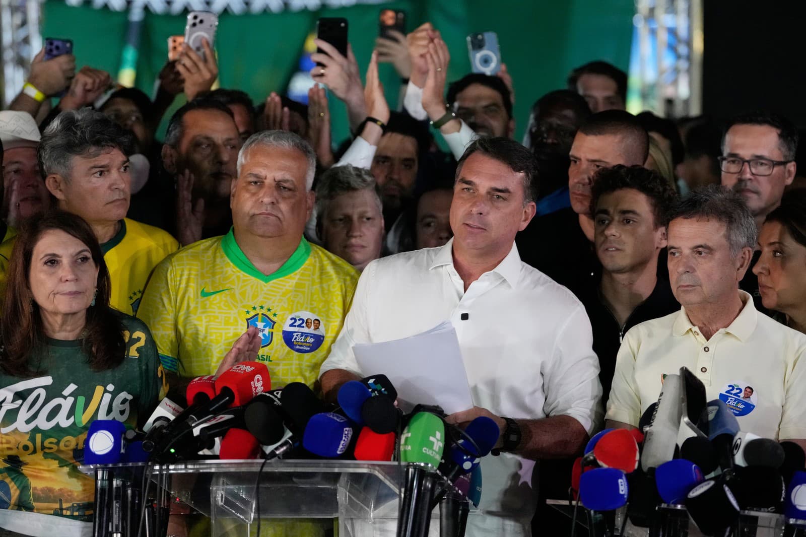 Opozičný prezidentský kandidát, senátor Flavio Bolsonaro, vystupuje po druhom kole prezidentských volieb v Brazílii.