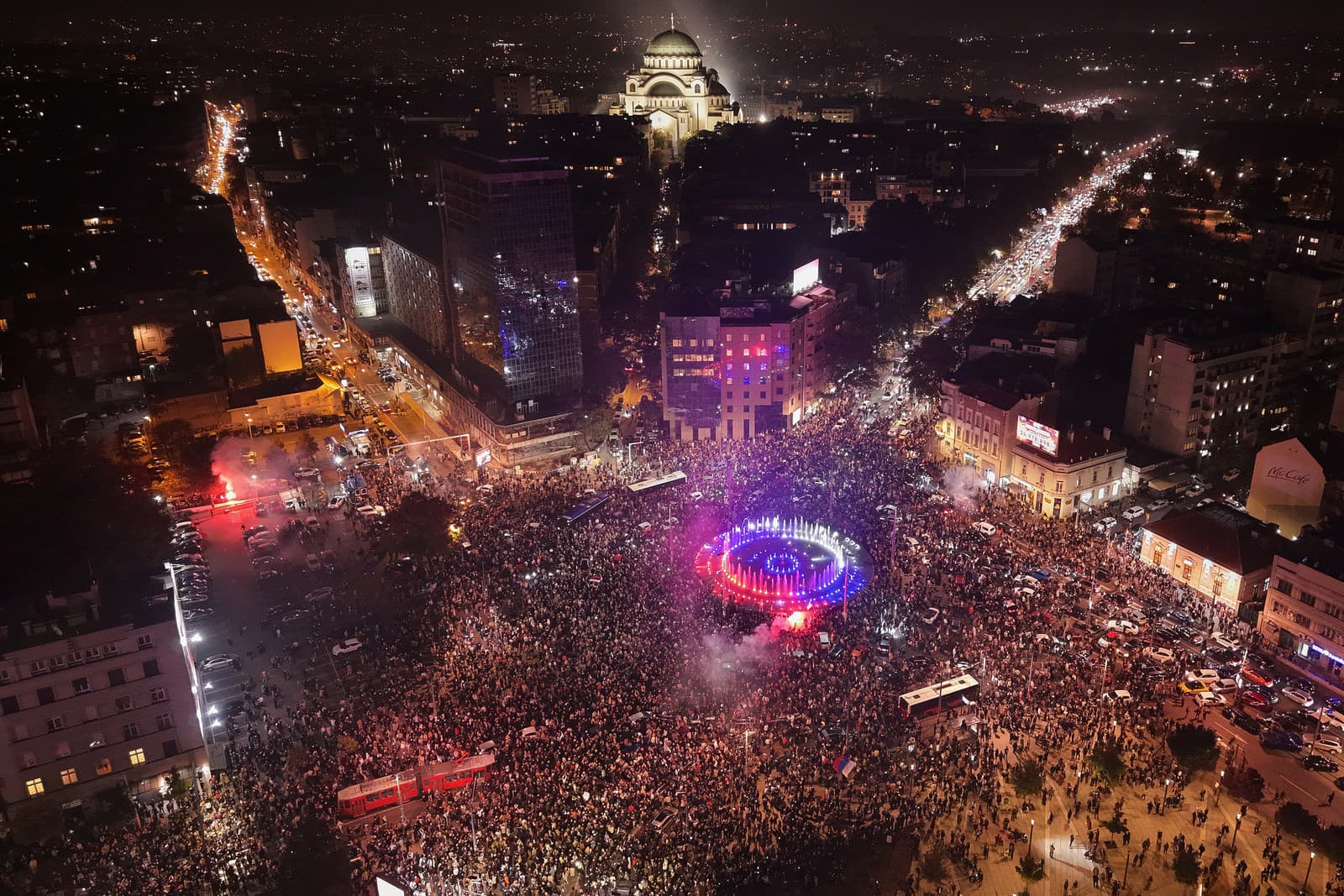 Ľudia oslavujú po tom, čo Aleksandar Vučić, líder pravicovej Srbskej pokrokovej strany (SNS), priznal porážku v parlamentných voľbách v Belehrade.