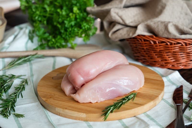 Na tanieri vyzerajú podobne, no podmienky chovu sa môžu líšiť.