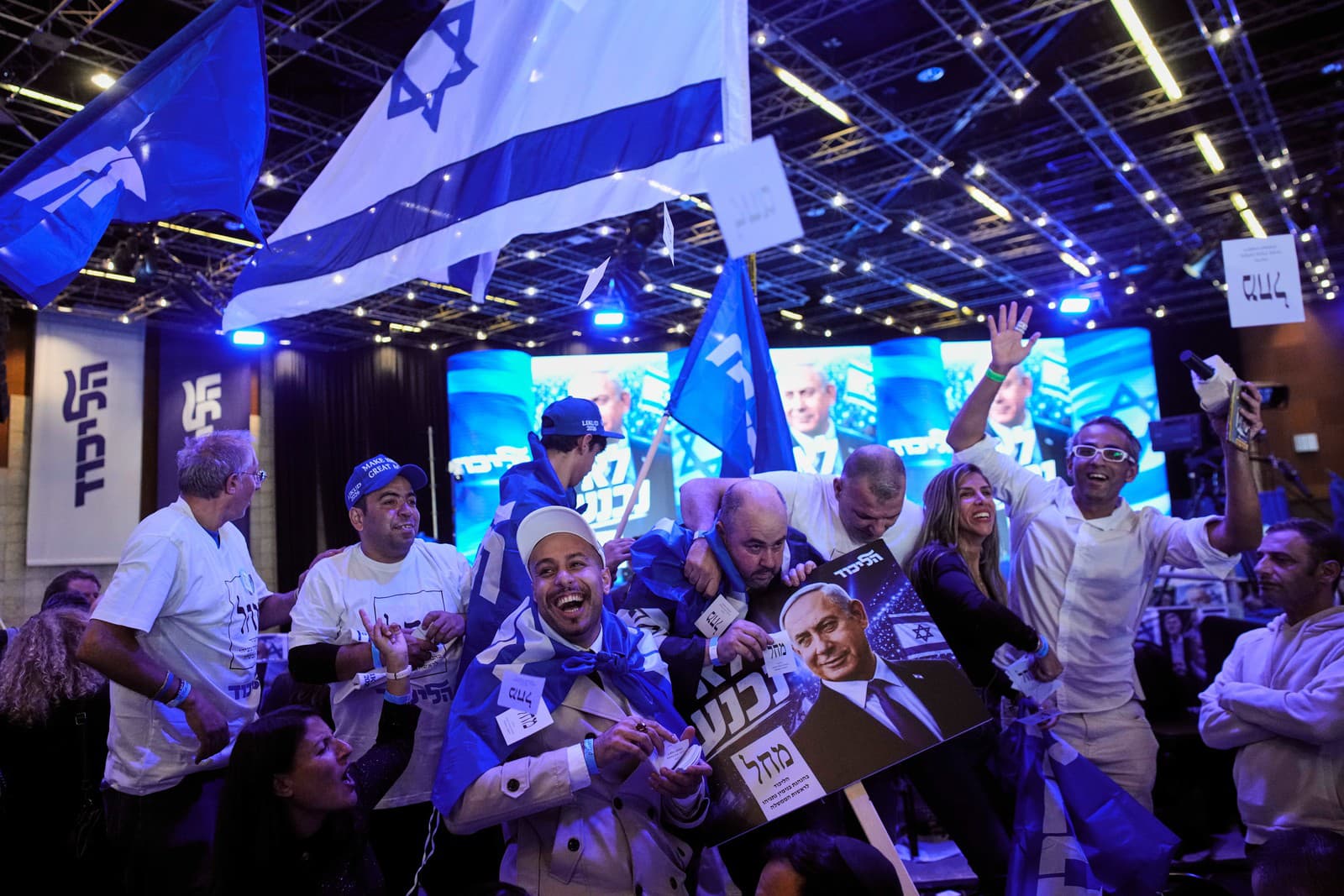 Priaznivci izraelského premiéra Benjamina Netanjahua oslavujú v sídle strany Likud v Jeruzaleme po zverejnení prvých výsledkov exit pollov v izraelských parlamentných voľbách.