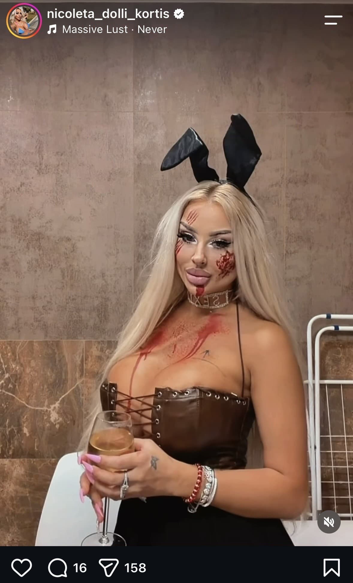 Z halloweenskeho kostýmu Dolli
