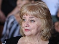 Užialená bývalá hlásateľka Nora Beňačková. 