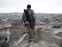 Kurdský snajper v meste Kobané