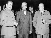 Štátni predstavitelia na Postupimskej konferencii (zľava Stalin, Truman a Churchill)