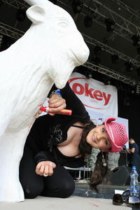 Speváčka Misha podpisuje maskota Kozel Okey Leta.