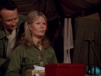 Loretta Swit ako krásna majorka Margaret Houlihanová.