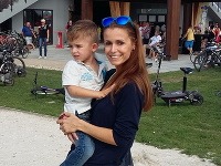 Lenka Šoóšová sa cez víkend objavila na konských pretekoch v Šamoríne. A konečne v spoločnosti ukázala svojho synčeka. 