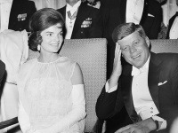 Jacqueline Kennedy s prvým manželom Johnom Fitzgeraldom Kennedym.