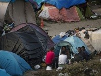 Migranti prebývajú v stanoch a čakajú, čo s nimi bude