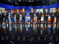 (Zľava) Republikánski kandidáti na prezidenta Chris Christie, Marco Rubio, Ben Carson, Scott Walker, Donald Trump, Jeb Bush, Mike Huckabee, Ted Cruz, Rand Paul, and John Kasich