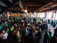 Atmosféra v Asbury Festhalle & Biergarten počas osláv Dňa sv. Patrika. Atmosféra v Asbury Festhalle & Biergarten počas osláv Dňa sv. Patrika.