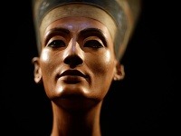 Kde odpočíva krásna Nefertiti? Kde odpočíva krásna Nefertiti?