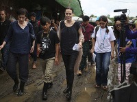 Angelinu Jolie sužujú okrem rodinných starostí aj celosvetové problémy. 