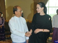 Angelina Jolie zavítala koncom júna do Myanmarska. 