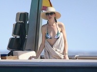 Anne Hathaway si momentálne užíva dovolenku na Ibize. 