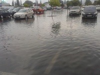 Zaplavené parkovisko pred Tescom v Nitre.