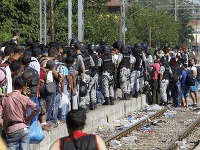Sýrski utečenci čakajú v Macedónsku na príchod vlaku.