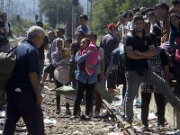 Utečenci v macedónskom meste čakajú na vlak.