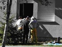 Policajní vyšetrovatelia skúmajú výbuchom poškodené okno bytu v bytovom dome na sídlisku v Tatranskej Lomnici vo Vysokých Tatrách