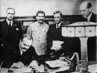 Momentka z podpisu paktu. Nechýbal ani Stalin, ktorý si pripil na zdravie Hitlera. Momentka z podpisu paktu. Nechýbal ani Stalin, ktorý si pripil na zdravie Hitlera.