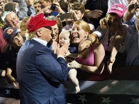 Donalda Trumpa prišlo do mesta Mobile v Alabame podporiť tisíce voličov.