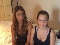 Záber dvoch Sloveniek po tom, čo ich v Egypte zadržala polícia v ich hotelovej izbe.