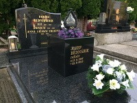 Meno Jozefa Bednárika je vytesané do mramorovej kocky pred náhrobkom jeho rodičov. 