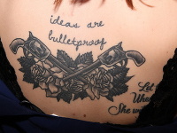 Každé z tetovaní, ktoré má Celeste Buckingham na tele, je venované človeku, ktorý je pre ňu dôležitý. 