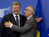 Petro Porošenko a Jean-Claude Juncker (vpravo)