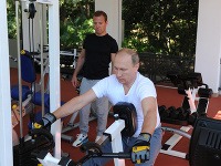 Kremeľ zverejnil fotografie Putina v posilovni, spoločnosť mu robí Dmitrij Medvedev. Stretli sa v rezorte Black Sea nedaleko Soči.