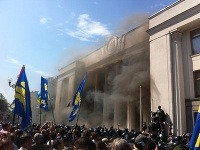 Explózia bojového granátu pred budovou ukrajinského parlamentu