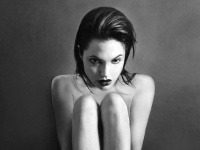Angelina Jolie nemala nikdy problém s nahotou. Takto sa dala zvečniť, keď mala 20 rokov. 