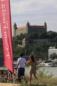 Romantická prechádzka budúcich rodičov.